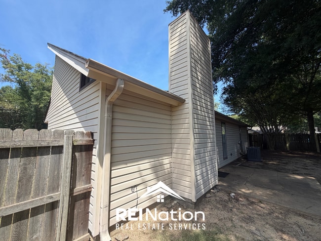 Building Photo - JUST LISTED! 3BR/2BA Memphis Stunner | Vaulted Ceilings & Stone Fireplace | Fenced Yard!