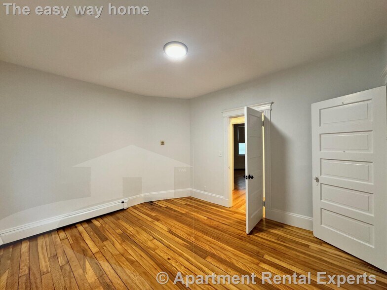 Building Photo - 136 Sharon St