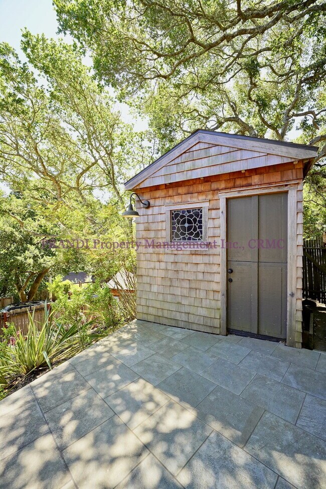Building Photo - Majestic Custom-Designed Five-Bedroom Esta...