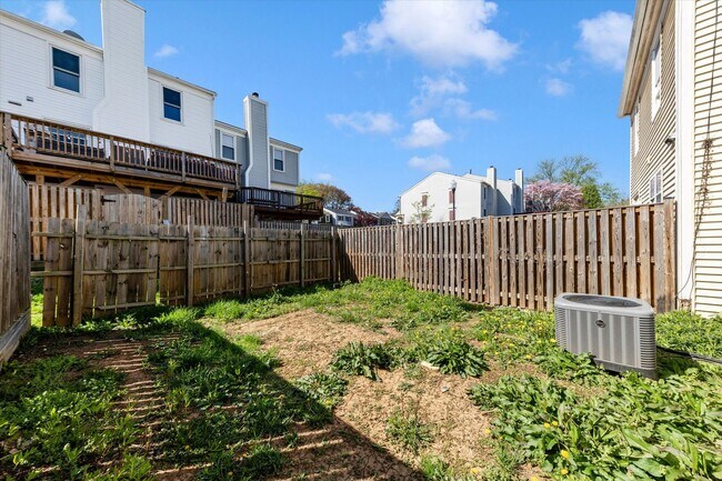 Building Photo - Churchill Town Rental