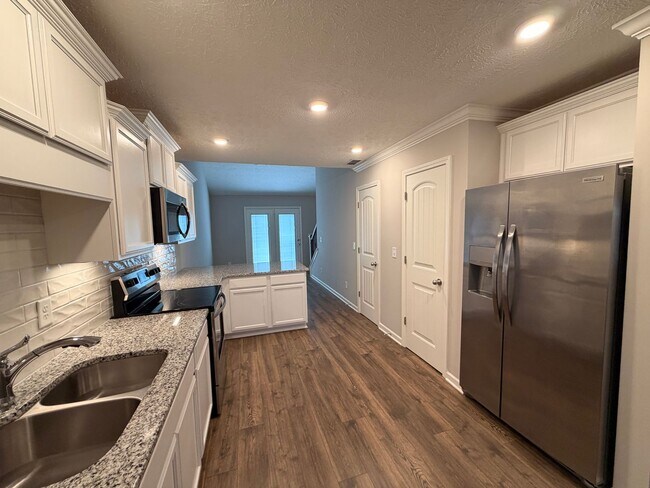 Building Photo - Gorgeous 2 BR 2.5 Bath End Unit Townhome - Available Now in Murfreesboro!