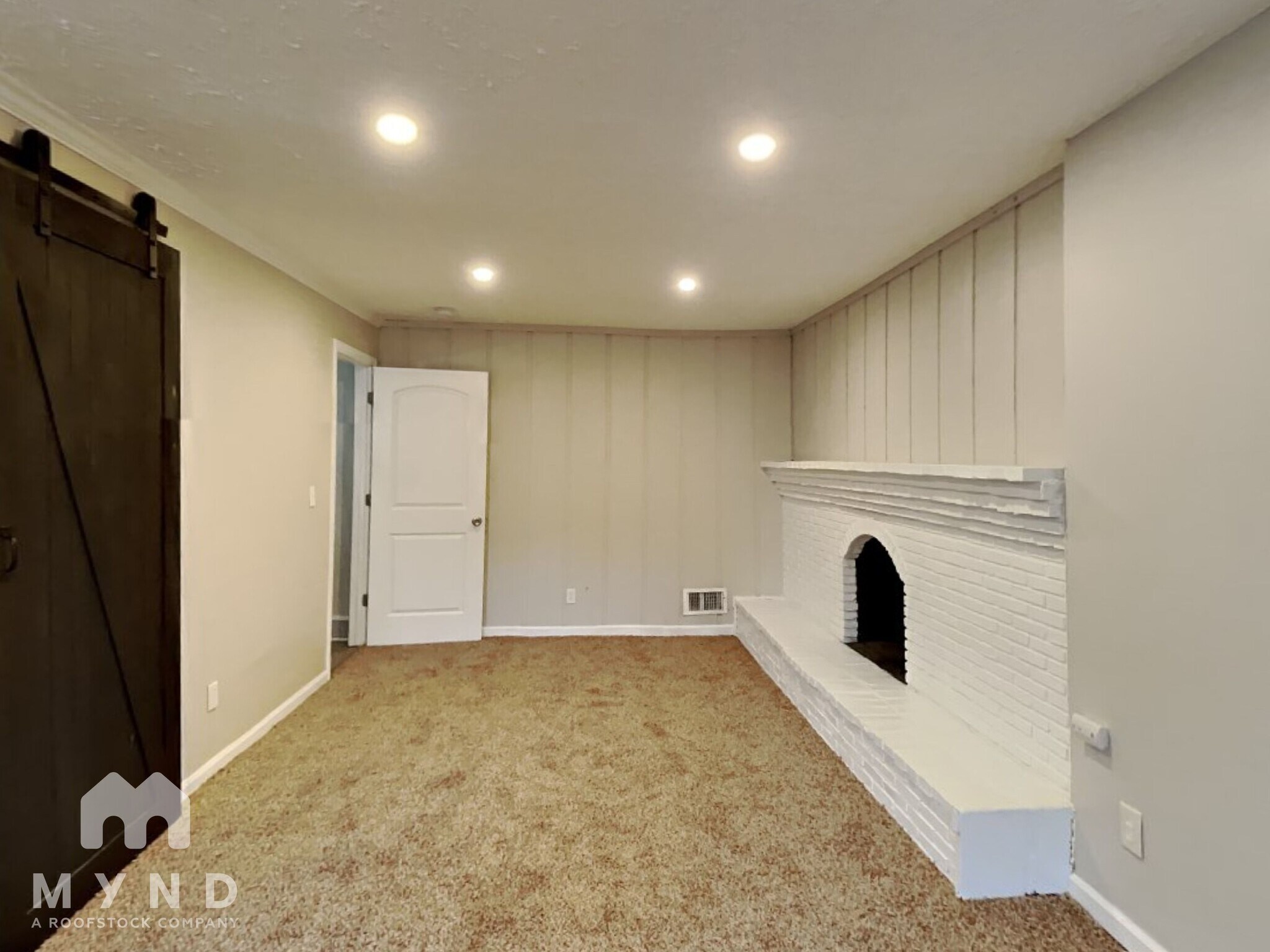 Building Photo - 1853 Tamarack Ct N