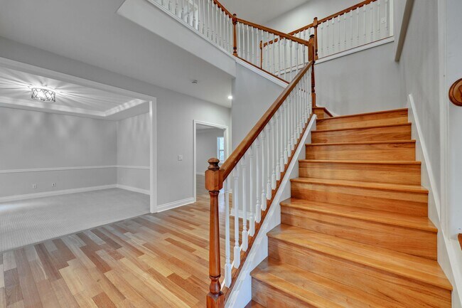 Building Photo - Beautiful Spacious Bainbridge Home