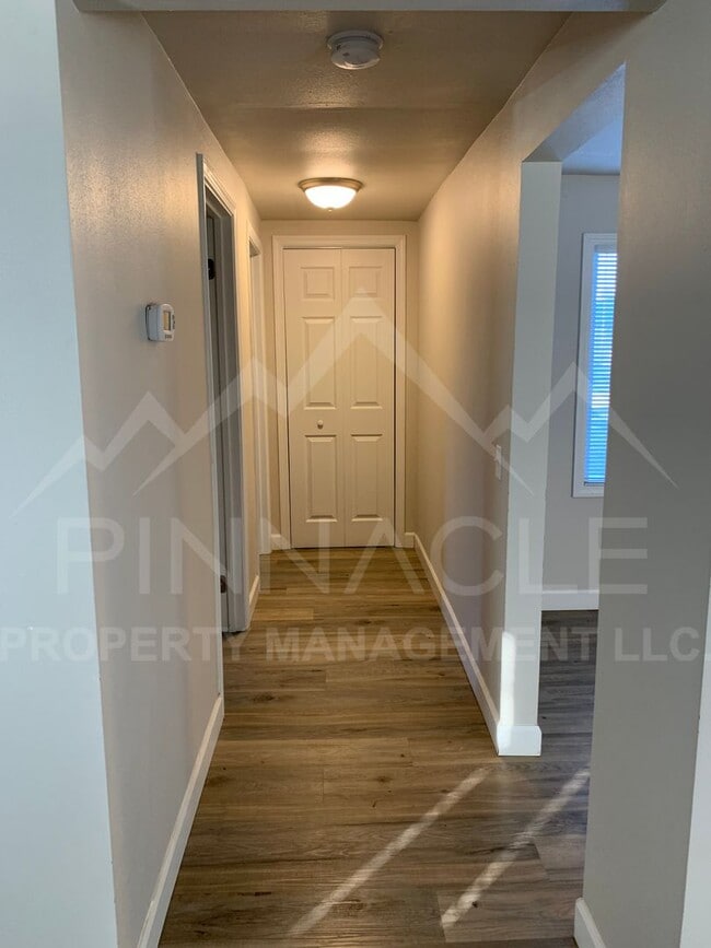 Building Photo - 2 Bedroom House