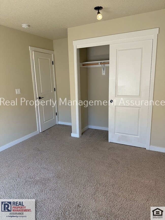 Building Photo - 410 SW Basilone Terrace