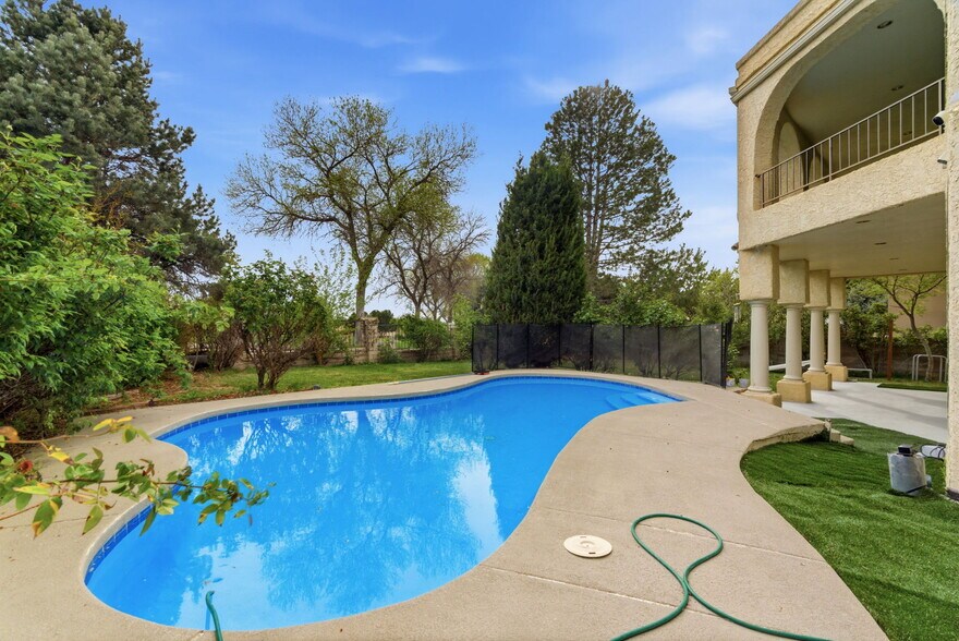 Building Photo - 9706 Tanoan Dr NE