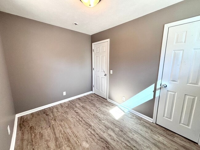 Building Photo - 3222 S 40th St