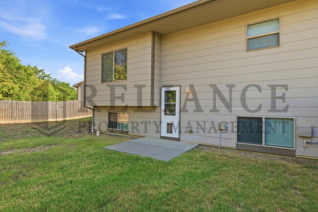Building Photo - 2204 E Quivira St