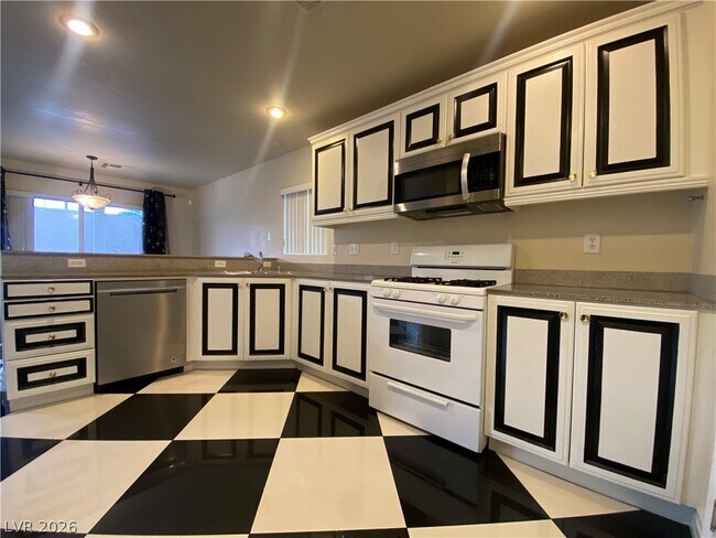 Building Photo - 175 Real Long Way