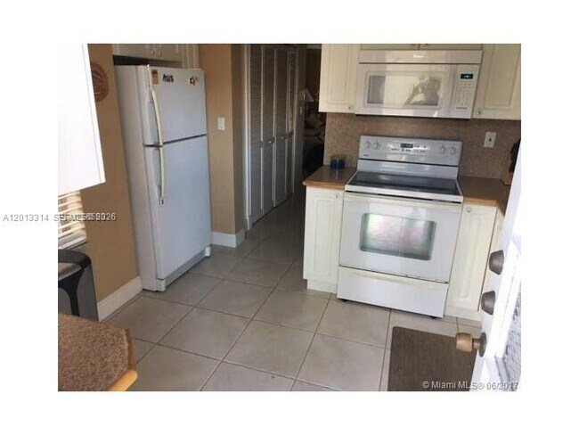 Building Photo - 10794 N Kendall Dr