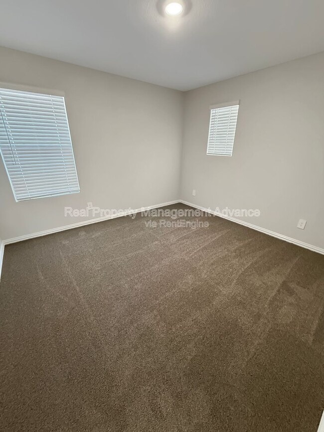 Building Photo - 614 Clover Crk Dr