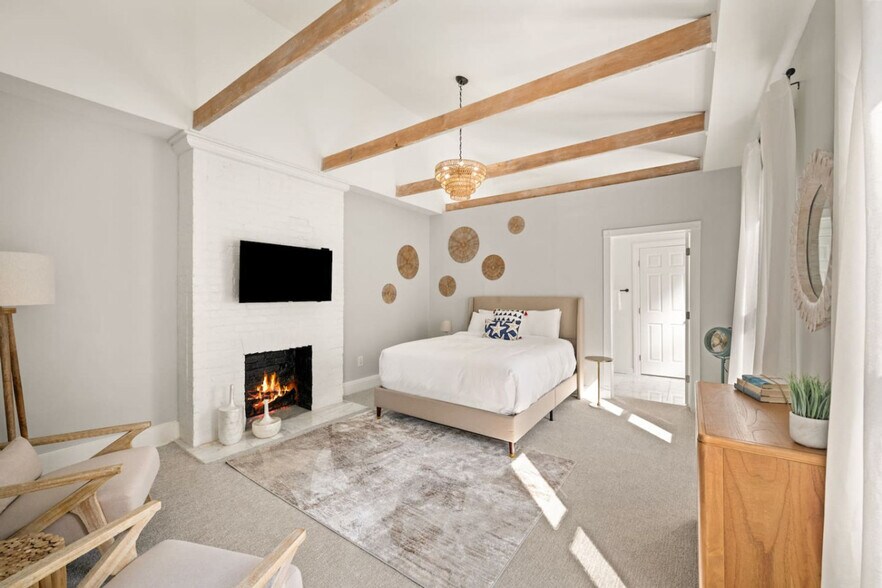 Building Photo - 516 E 12th St