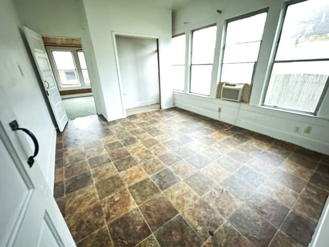 Building Photo - 565 Campus St