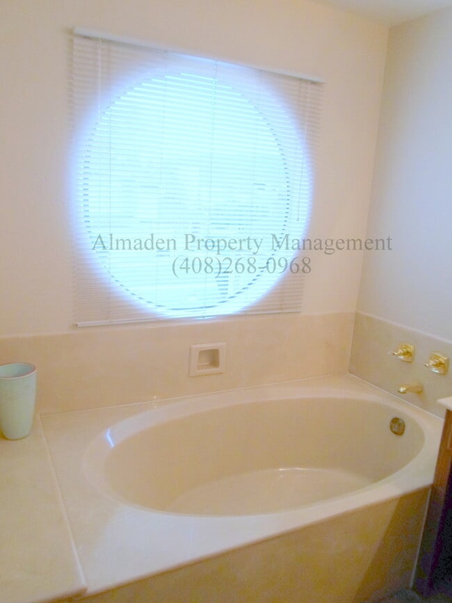 Building Photo - Remodeled Almaden Townhome in Great Location! Award Winning Schools! Central A/C!!