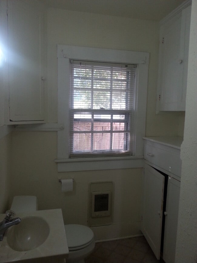 Building Photo - Campus Home With Amazing Location and Laun...