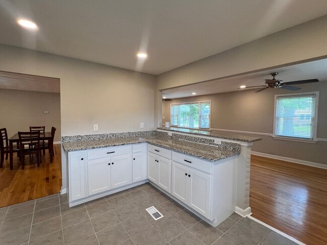 Building Photo - Updated and Spacious ranch in CAMELLIA ACRES