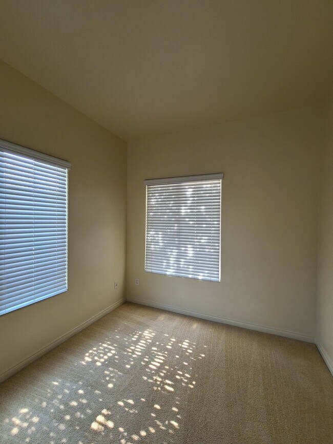 Building Photo - 4/2 bathroom located close to schools, sho...