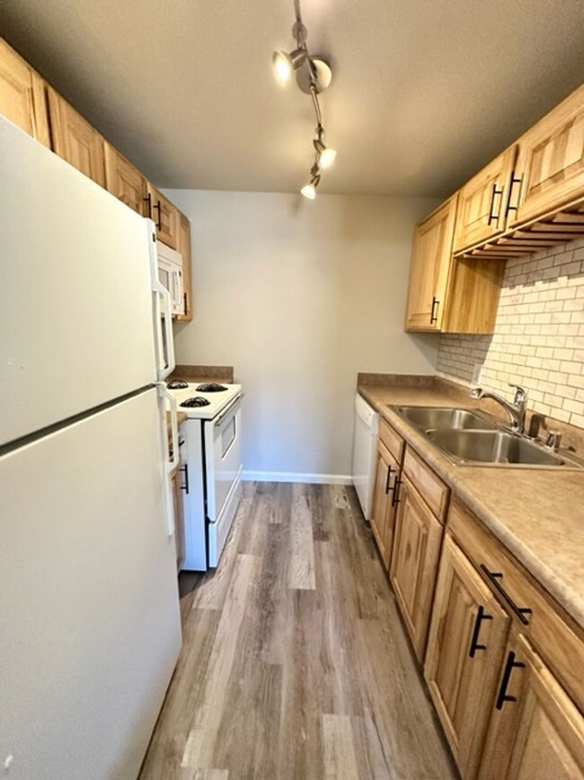 Building Photo - Beautiful 2 bedroom remodel in Manitou Spr...