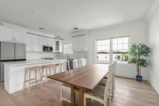 Building Photo - 22 Sagamore Hill Dr