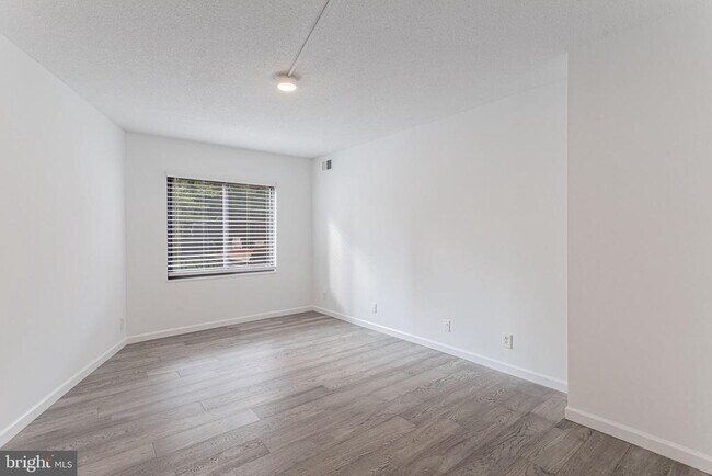 Building Photo - 203 Yoakum Pkwy
