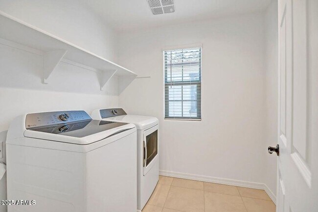 Building Photo - 3 Bedroom 2.5 Bathroom North Creek Home in Queen Creek