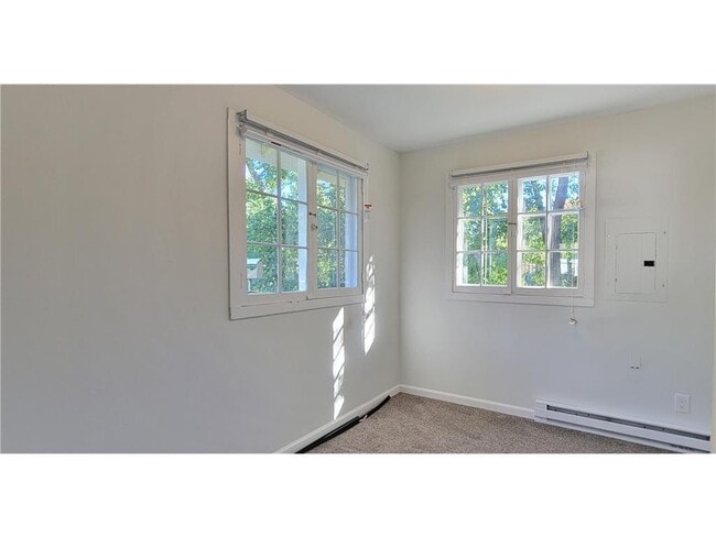 Building Photo - 2335 Hemlock Ln N