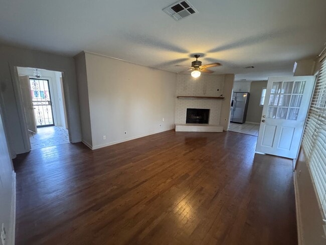 Building Photo - 572 Farmington Rd