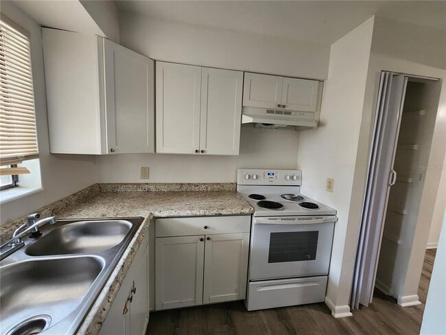 Building Photo - 806 SW 64th Terrace