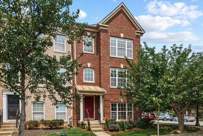 Building Photo - Modern Comfort Meets Convenience, Close to...