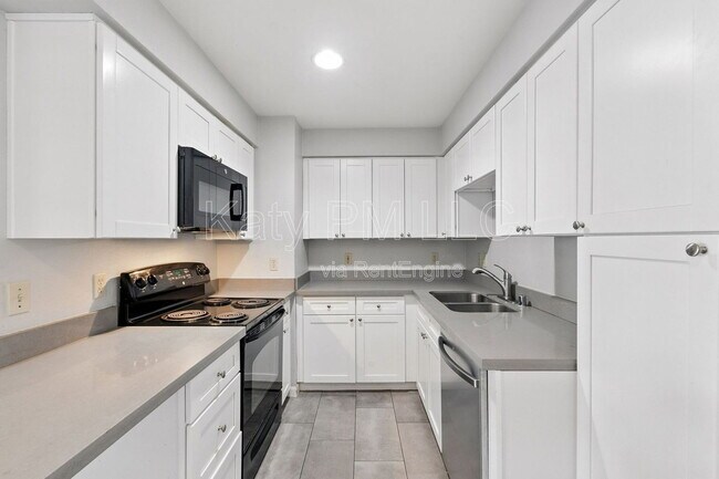 Building Photo - 1005 E 8th St