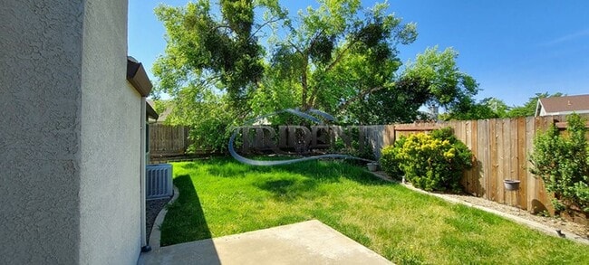 Building Photo - 4 bedroom, 2 bath house with open floor plan