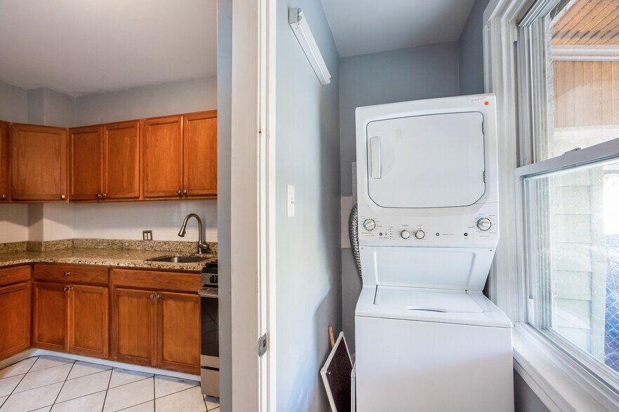 Building Photo - 3030 Tulip St