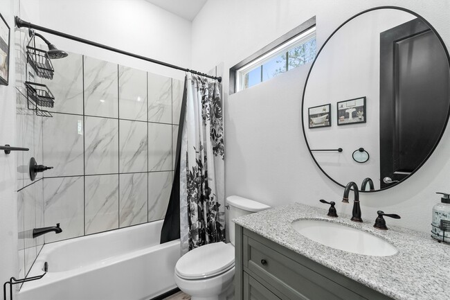 Building Photo - 210 Canary St