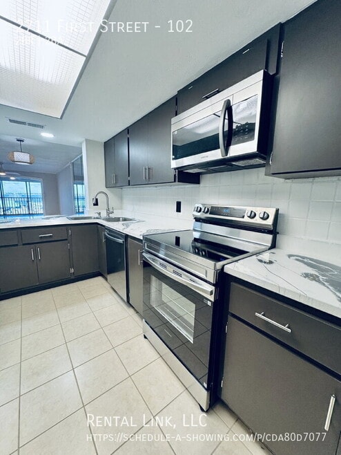 Building Photo - 2711 First St