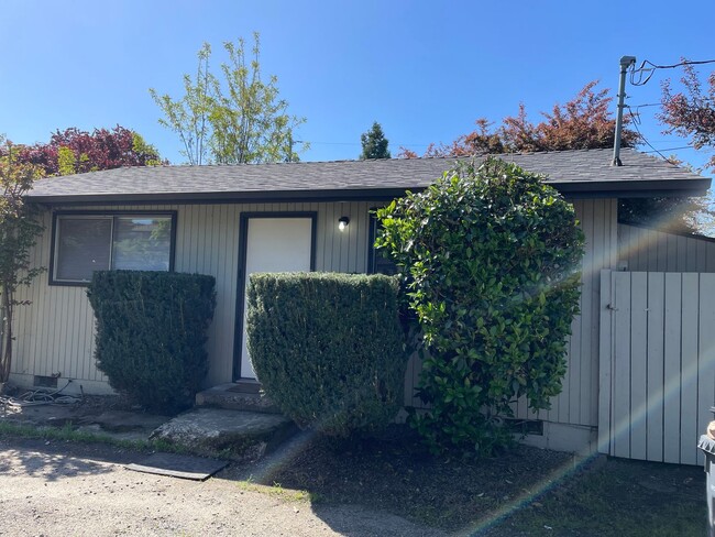 Building Photo - Great 1 bedroom, 1 bath cottage ~ nice quiet street
