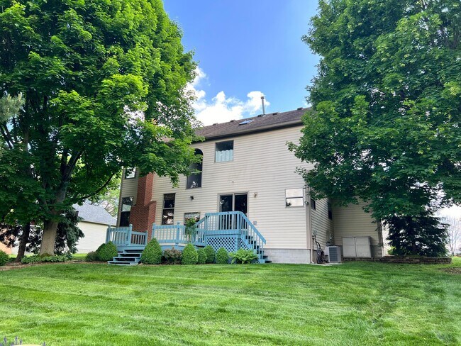 Building Photo - 758 N Starr Dr