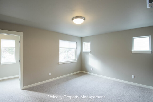 Building Photo - Beautiful Home in the Lovely Bridges Neighborhood.