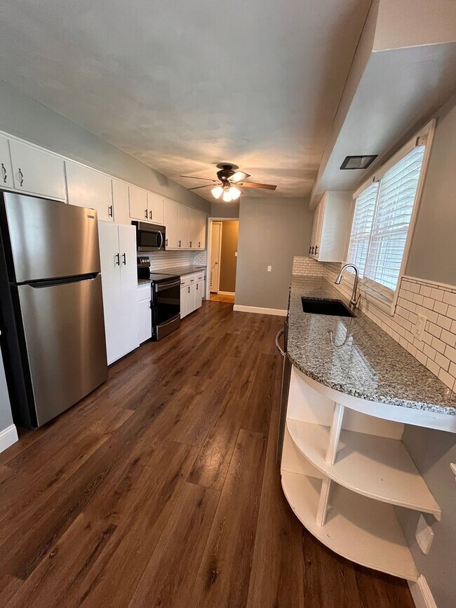 Building Photo - Upgraded 3 bed 2 bath large backyard