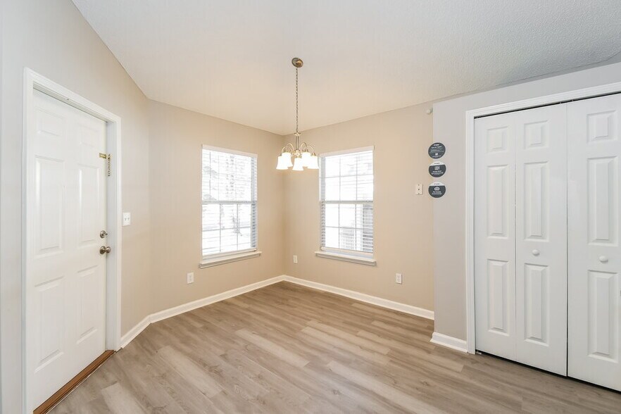 Building Photo - 2985 Mikris Dr E