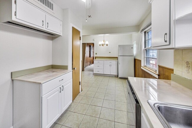 Building Photo - 6210 N Harding Ave