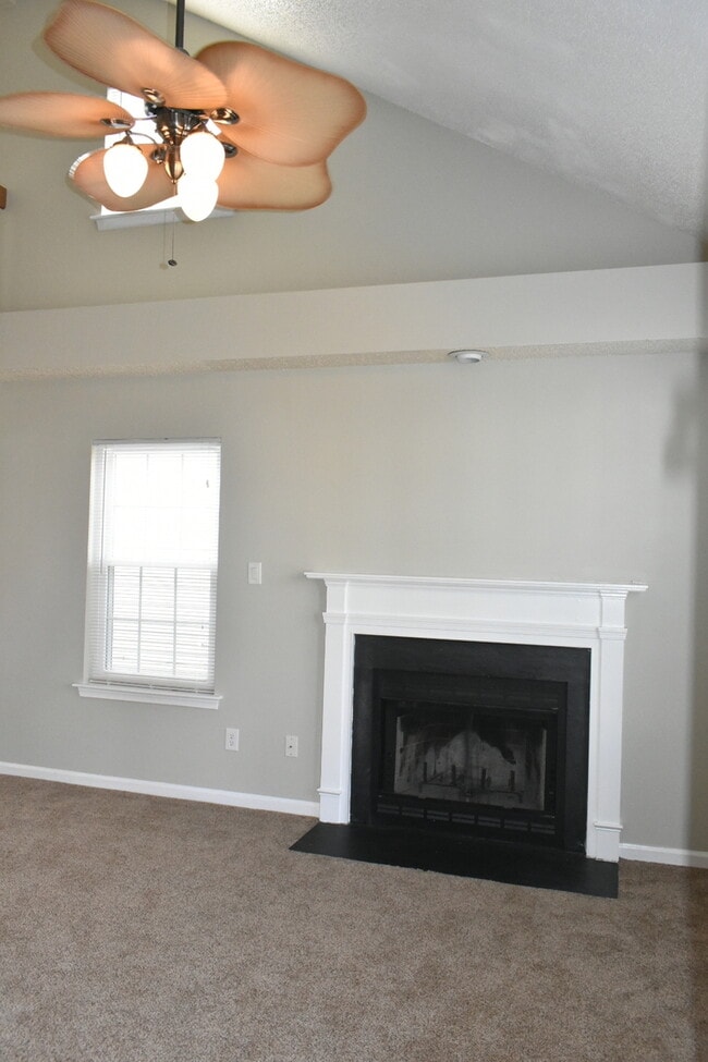 Building Photo - 2 Bedroom condo Minutes from Ft, Eustis