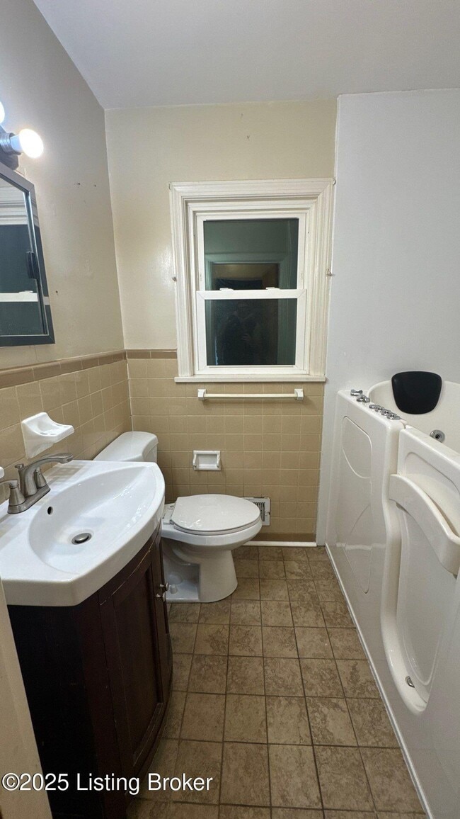 Building Photo - 6001 Applegate Ln