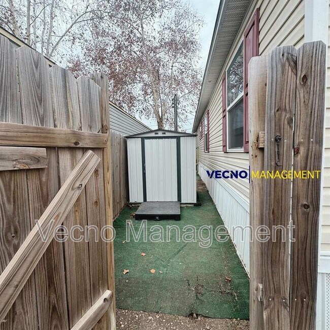 Building Photo - 842 Corinne Dr