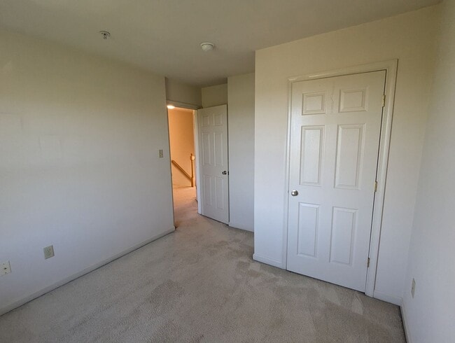 Building Photo - 3 Level End Unit townhouse available mid O...