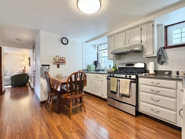 Building Photo - 196 6th St