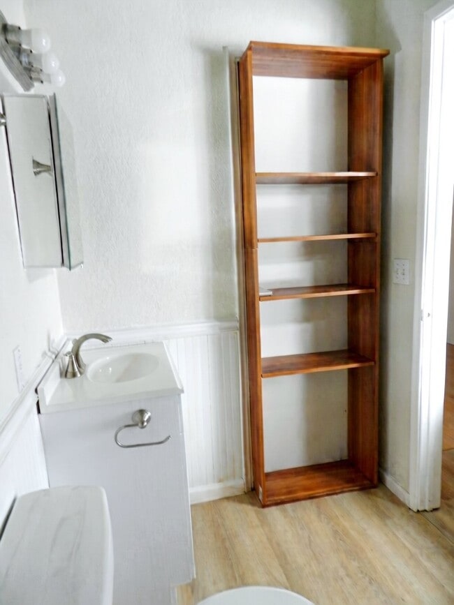 Building Photo - 2512 E Eastland St