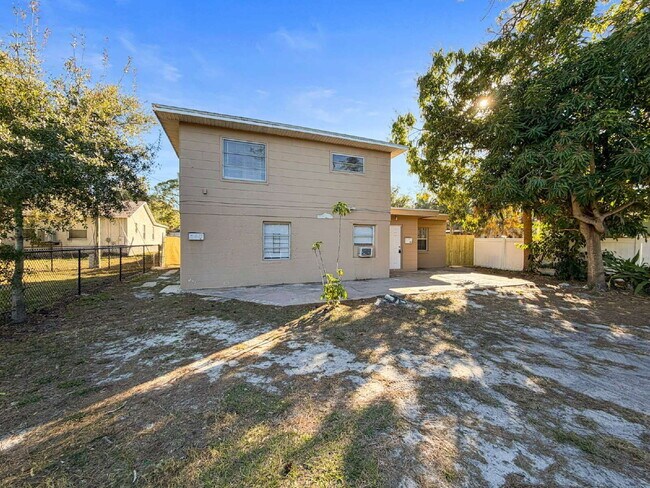 Building Photo - 652 East Harbor Dr S