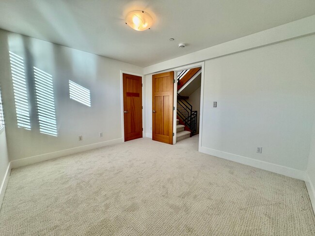 Building Photo - Stunning Fremont Townhome - Incredible Loc...