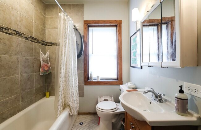 Building Photo - 3414 N Ridgeway Ave