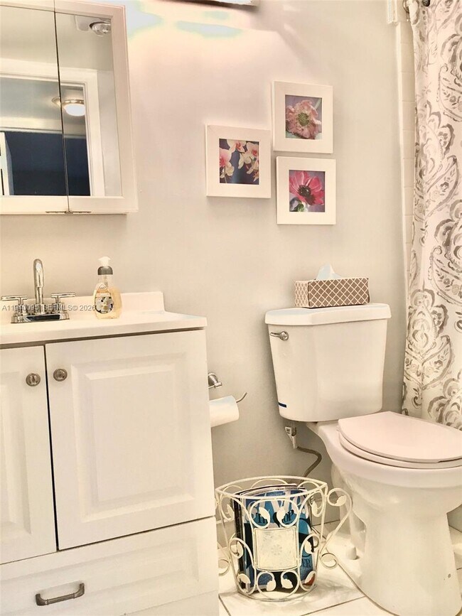 Building Photo - 9410 N Hollybrook Lake Dr